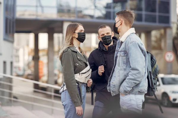 La gente con máscaras se para en la calle —  Fotos de Stock