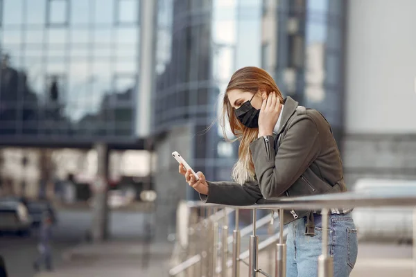 Mujer con máscara se para en la calle —  Fotos de Stock