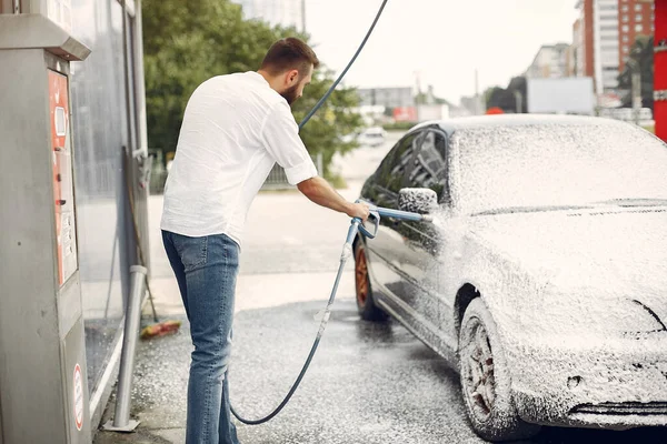 Hombre lavando su coche en una estación de lavado — Foto de Stock