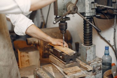 Tahtayla çalışan yakışıklı marangoz.