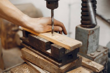 Tahtayla çalışan yakışıklı marangoz.