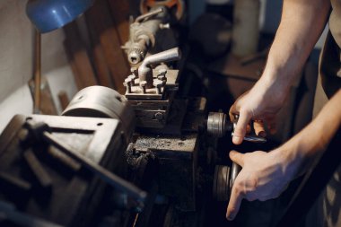 Tahtayla çalışan yakışıklı marangoz.