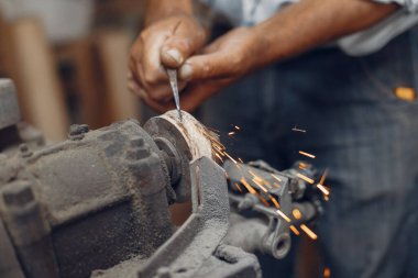 Tahtayla çalışan yakışıklı marangoz.