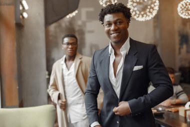 Kafedeki zencilerin bir işi var.