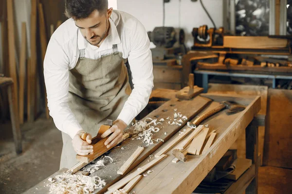 Schöner Tischler, der mit einem Holz arbeitet — Stockfoto