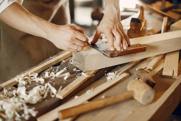 Hermoso carpintero trabajando con una madera — Foto de Stock