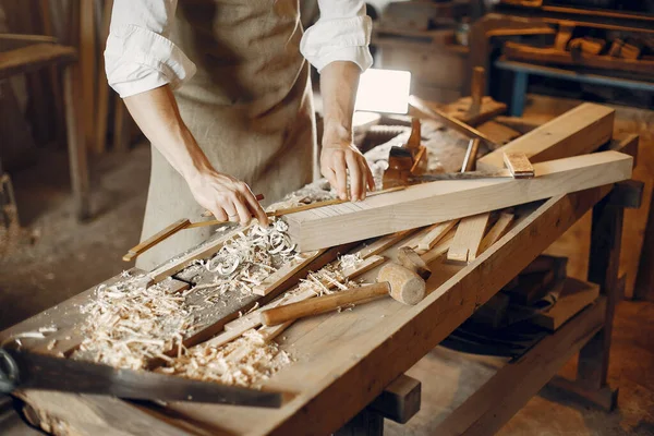 Όμορφος ξυλουργός που δουλεύει με ένα ξύλο — Φωτογραφία Αρχείου