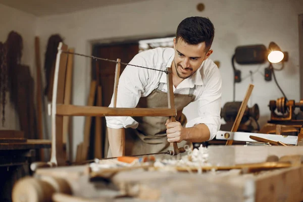 Knappe timmerman werkend met een hout — Stockfoto