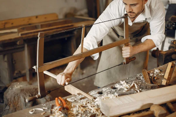 Schöner Tischler, der mit einem Holz arbeitet — Stockfoto