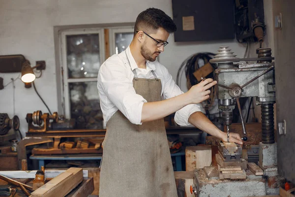 Knappe timmerman werkend met een hout — Stockfoto