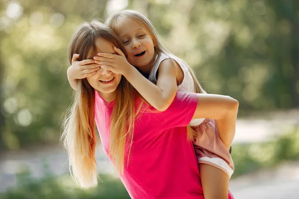 Mãe com filha brincando em um parque de verão — Fotografia de Stock