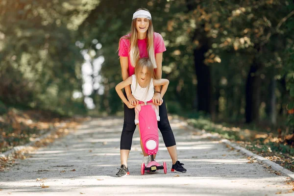 Mor med dotter leker i en sommarpark — Stockfoto