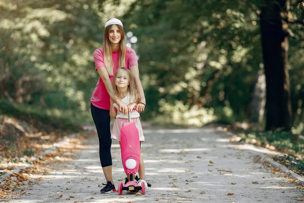 Mutter mit Tochter spielt im Sommerpark — Stockfoto