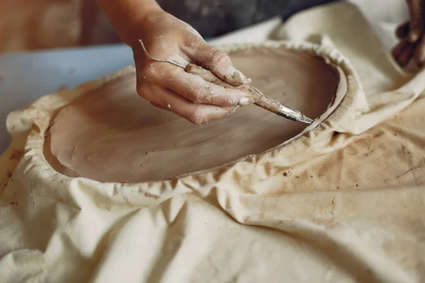 En ung kvinna gör rätter i en keramik — Stockfoto