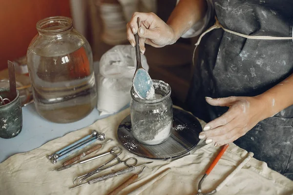 A young woman makes dishes in a pottery — Stock Photo, Image