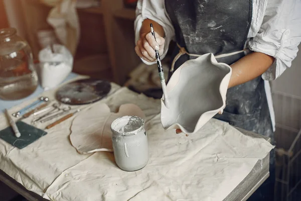 A young woman makes dishes in a pottery — Stock Photo, Image