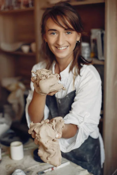 Una joven hace platos en una alfarería — Foto de Stock