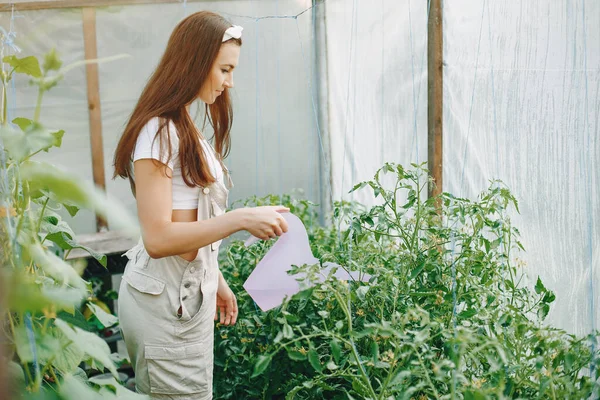 Wanita cantik bekerja di taman dekat rumah — Stok Foto