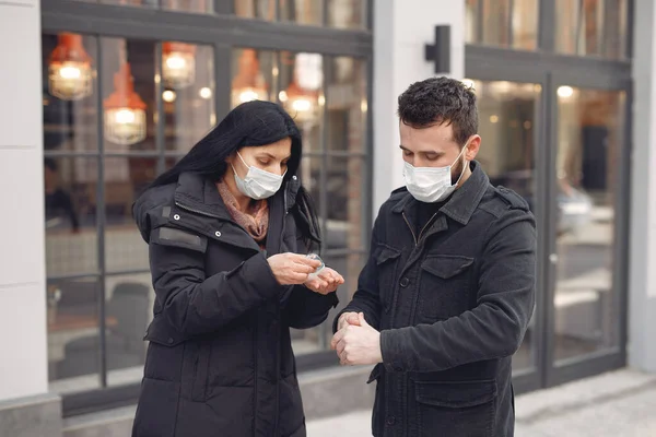 La gente con máscaras se para en la calle —  Fotos de Stock