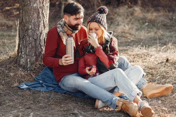 Couple assis près de l'arbre dans une forêt printanière — Photo