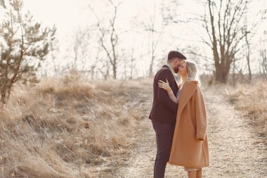 Bahar tarlasında yürüyen çift