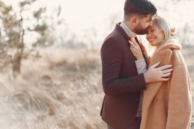 Bahar tarlasında yürüyen çift