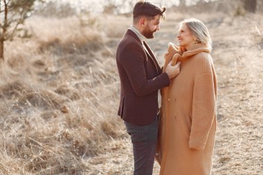 Bahar tarlasında yürüyen çift