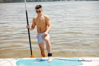 Yaz plajında sörfçü.