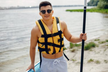 Yaz plajında sörfçü.