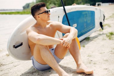 Yaz plajında sörfçü.