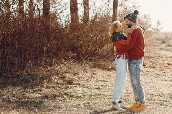 Casal se divertir em uma floresta de primavera — Fotografia de Stock