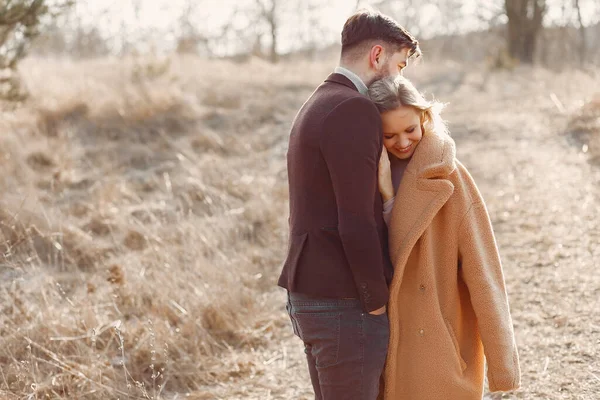 Pareja caminando en un campo de primavera —  Fotos de Stock