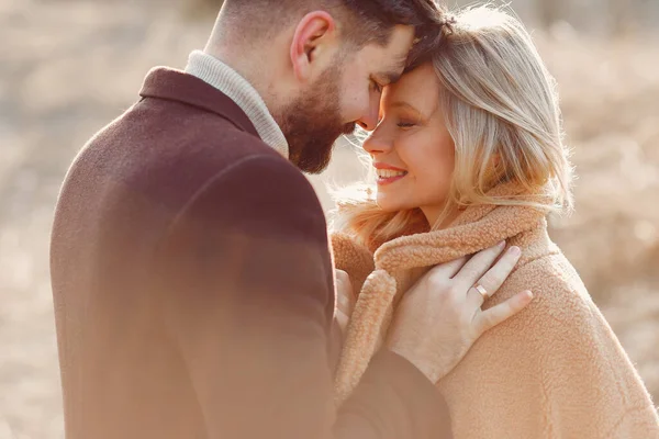 Pareja caminando en un campo de primavera —  Fotos de Stock