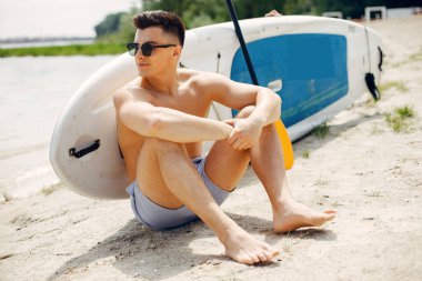 Yaz plajında sörfçü.