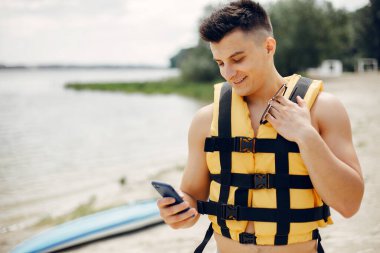 Yaz plajında sörfçü.