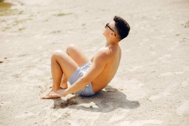 Kumsalda sporcu eğitimi.