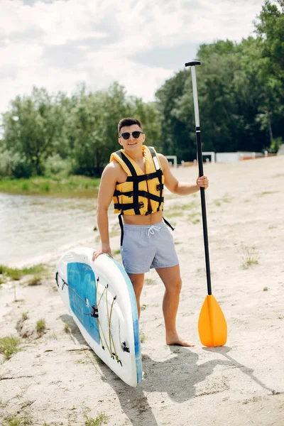 Sup surfista su una spiaggia estiva — Foto Stock