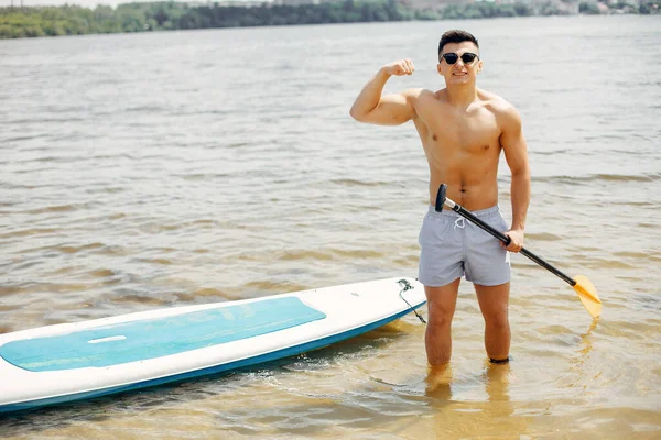 Sup surfer na letniej plaży — Zdjęcie stockowe