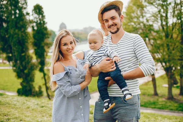 Schöne Familie in einem Park — Stockfoto