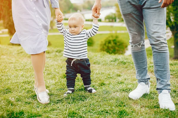 Família bonita em um parque — Fotografia de Stock