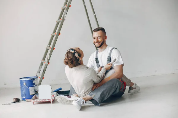 Genç ve sevimli aile odayı onarıyor. — Stok fotoğraf