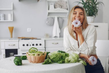 Mutfakta sebzeli güzel ve sportif bir kız.