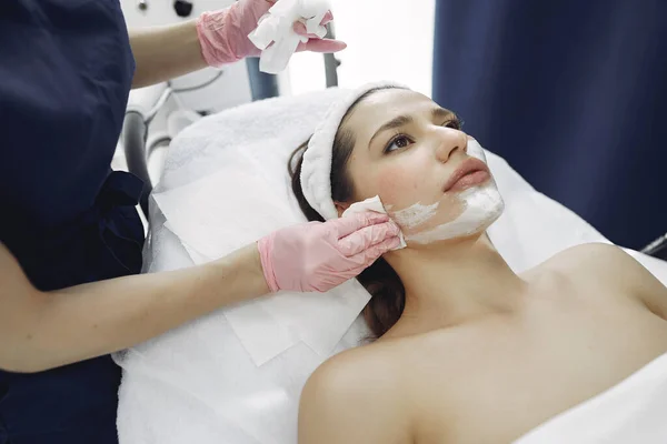 Perempuan di studio kosmetologi pada prosedur — Stok Foto