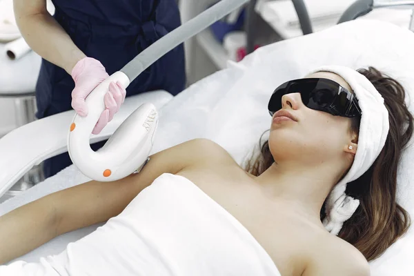 Wanita di studio kosmetologi pada laser hair removal — Stok Foto