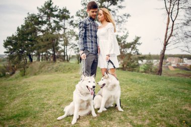 Bir yaz ormanında köpeklerle güzel bir çift