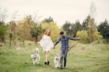 Bir yaz ormanında köpeklerle güzel bir çift