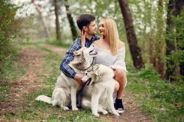 Bir yaz ormanında köpeklerle güzel bir çift