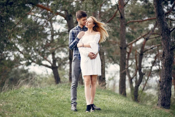 Beautiful couple spend time in a summer park — Stock Photo, Image