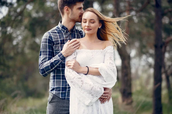 Belo casal passar o tempo em um parque de verão — Fotografia de Stock