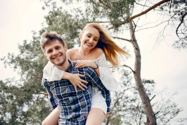 Hermosa pareja pasar tiempo en un parque de verano — Foto de Stock